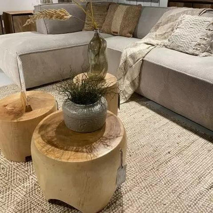 Bijzettafel Puro Small van MUST Living, vierkant blad van suar hout met afgeronde hoeken