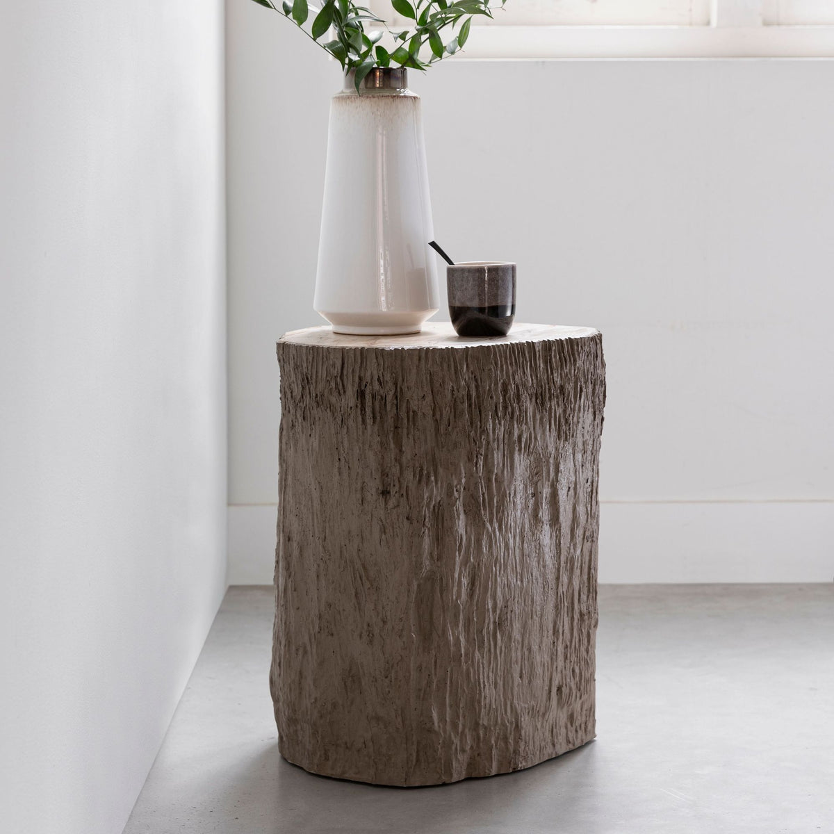 Bijzettafel Rocca van MUST Living, blad van versteend hout, volledig in beeld