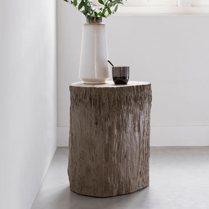 Bijzettafel Rocca van MUST Living, blad van versteend hout, volledig in beeld