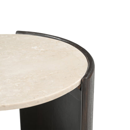 Bijzettafel Rune Botticino Marmer 45cm van Starfurn naast een stoel in een warm interieur