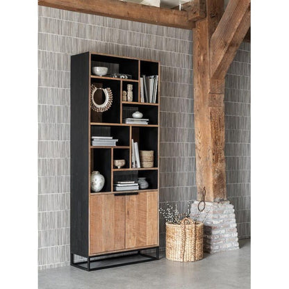 Boekenkast Cosmo van DTP Home gestyled met boeken en woonaccessoires