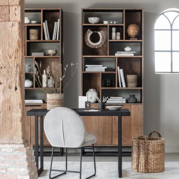 Boekenkast Cosmo van DTP Home, detail van de dunne metalen greepjes