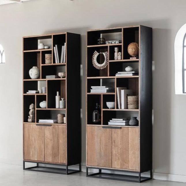 Boekenkast Cosmo van DTP Home, zijaanzicht met het strakke zwarte onderstel