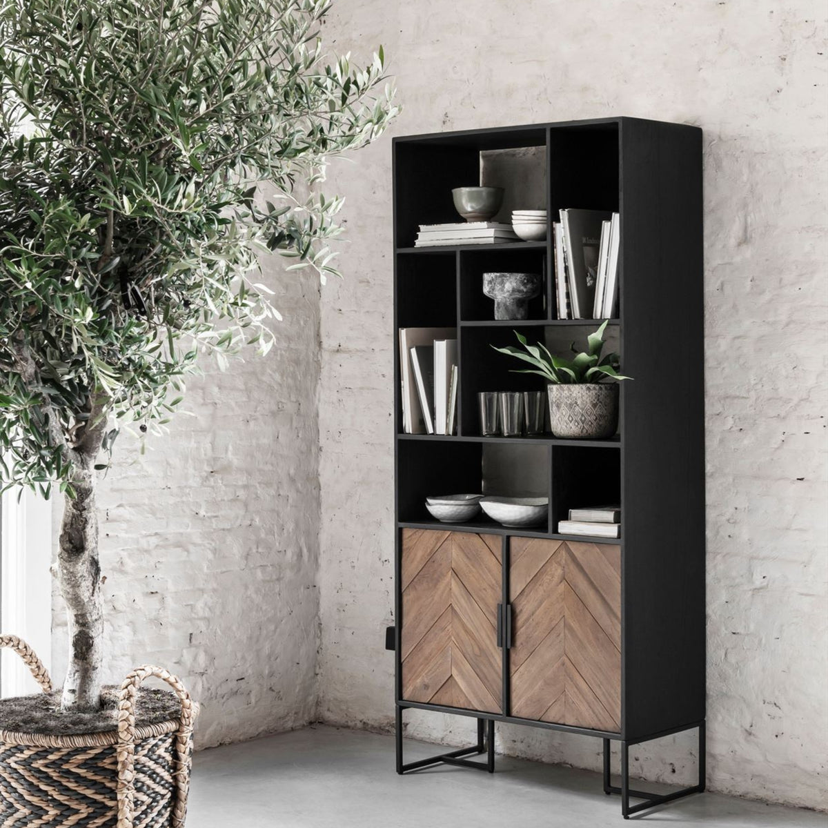 Boekenkast Criss Cross van DTP Home in een woonkamer