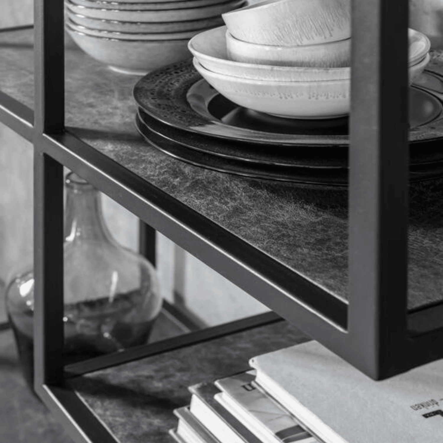 Boekenkast Harmony van MUST Living, detail van de met leer beklede plank in het metalen frame