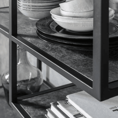 Boekenkast Harmony van MUST Living, detail van de met leer beklede plank in het metalen frame