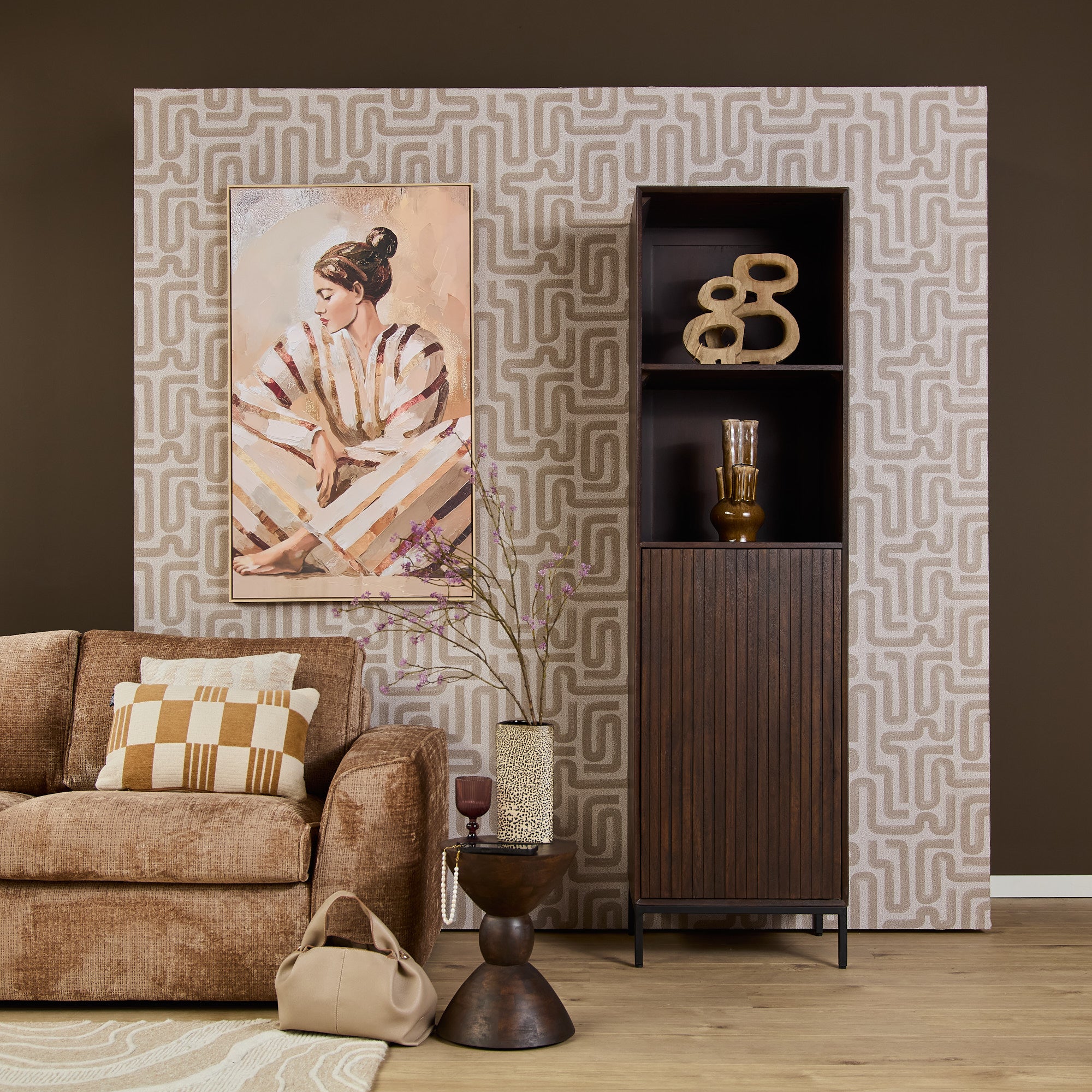 Boekenkast Madison Mangohout Bruin 55cm van Starfurn, open vakken gestyled met boeken en decoratie