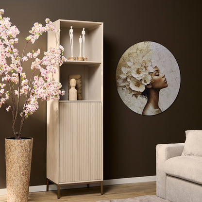 Boekenkast Madison van Starfurn in een woonkamer, gevuld met boeken, een plant en een paar lijstjes
