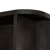 Detail van het eikenhout fineer van de boekenkast Novero espresso