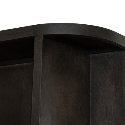 Detail van het eikenhout fineer van de boekenkast Novero espresso