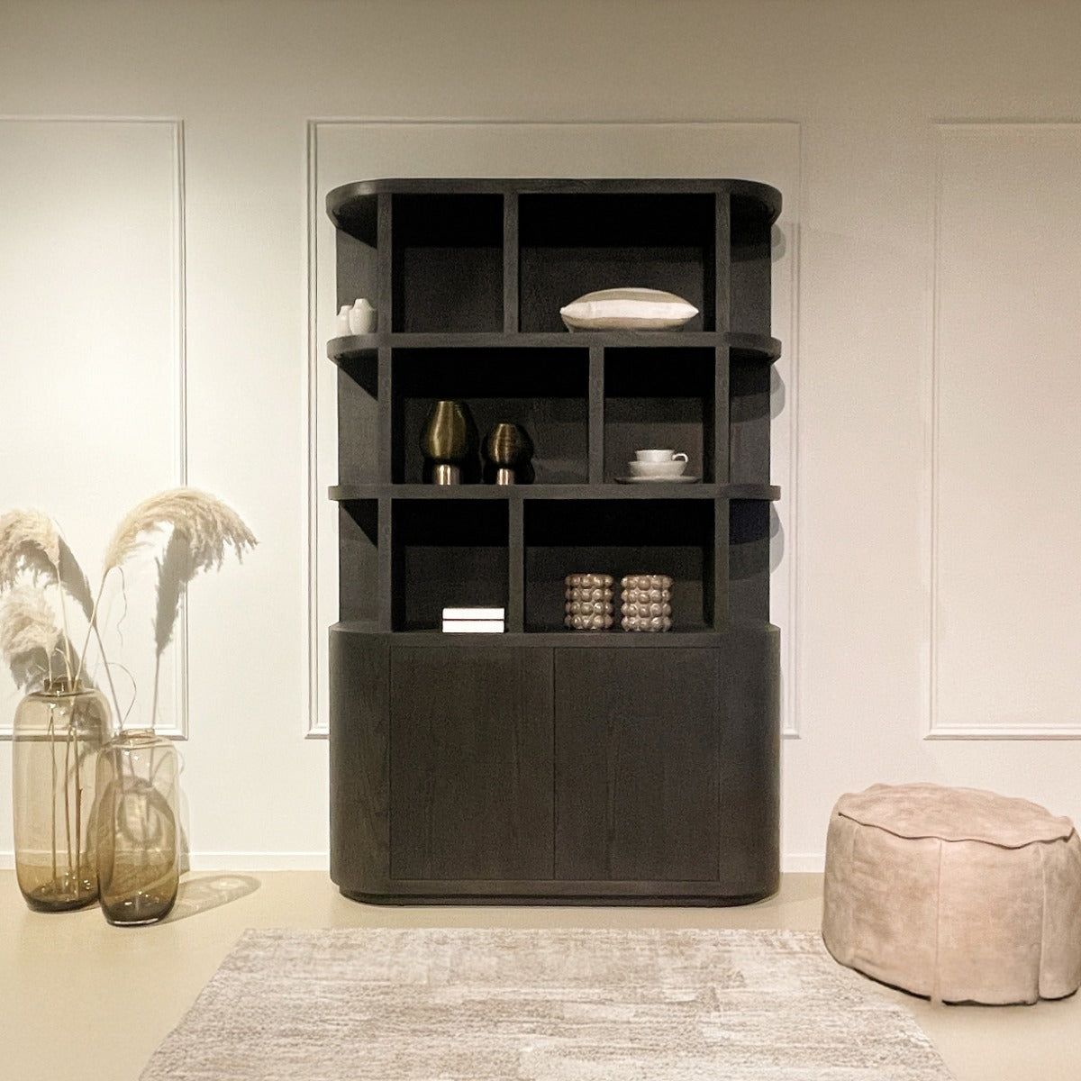 Boekenkast Novero espresso 145cm in een woonkamer
