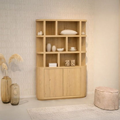 Boekenkast Novero naturel 145cm in een woonkamer