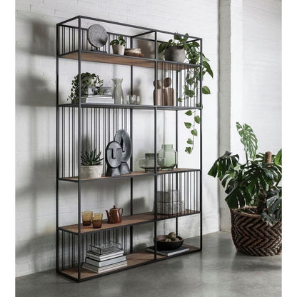 Boekenrek Barra Large van DTP Home in een woonkamer, volledig zichtbaar tussen woonaccessoires
