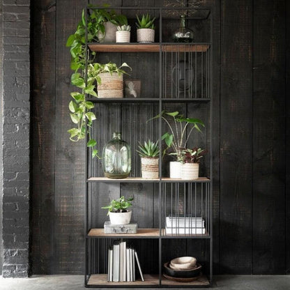 Boekenrek Barra Small van DTP Home in een woonkamer, volledig zichtbaar tussen woonaccessoires
