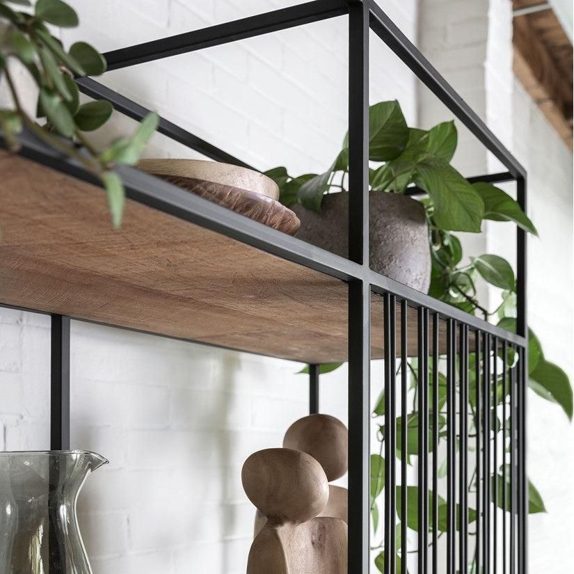 Boekenrek Barra Small van DTP Home tegen een muur geplaatst in een interieur