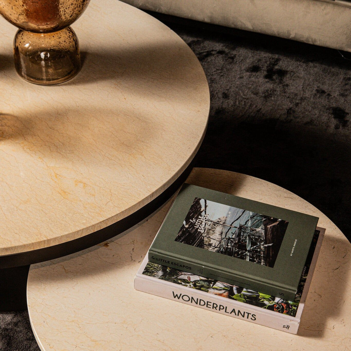 Detail van de Bregt salontafel van PTMD, beige marmeren blad met boek en vaas