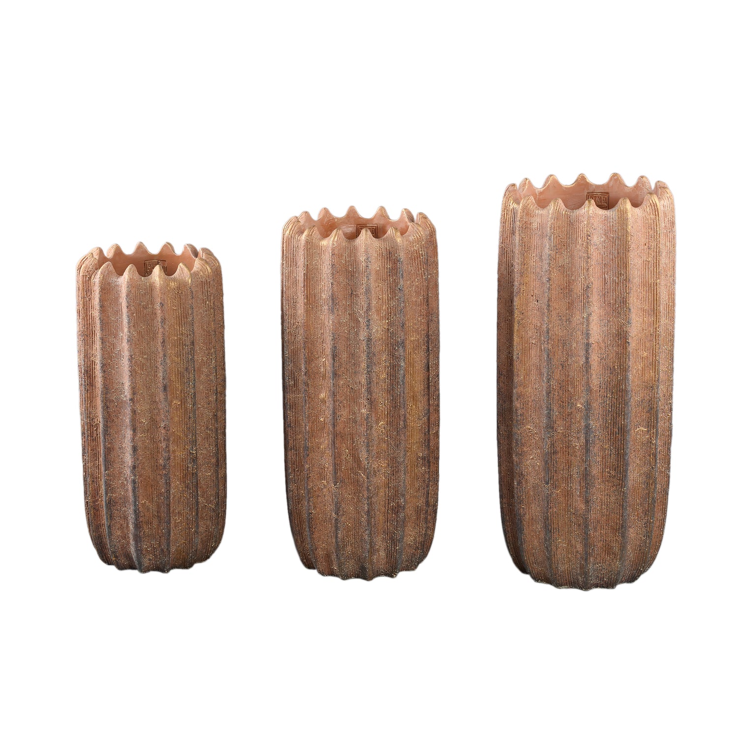 Brigett Copper Cement Pot Ribbed Round High L van PTMD, zijaanzicht van de geribbelde pot op witte achtergrond