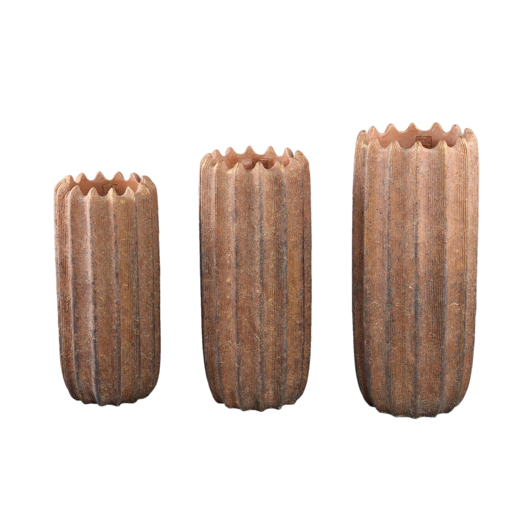 Brigett Copper Cement Pot Ribbed Round High L van PTMD, zijaanzicht van de geribbelde pot op witte achtergrond