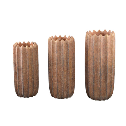 Brigett Copper Cement Pot Ribbed Round High L van PTMD, zijaanzicht van de geribbelde pot op witte achtergrond
