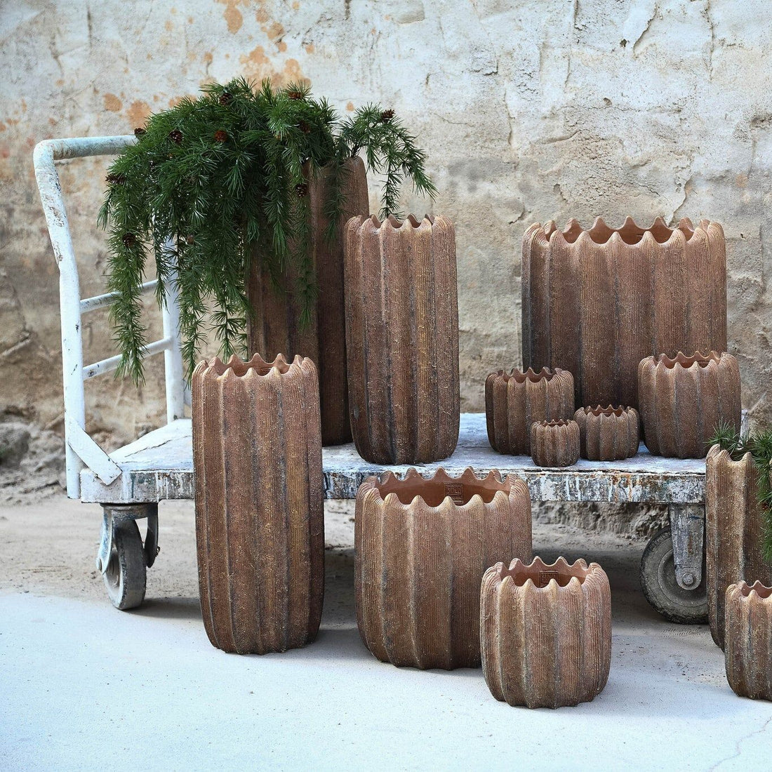 Brigett Copper Cement Pot Ribbed Round High M van PTMD, koperkleurige geribbelde pot in een sfeervolle interieursetting