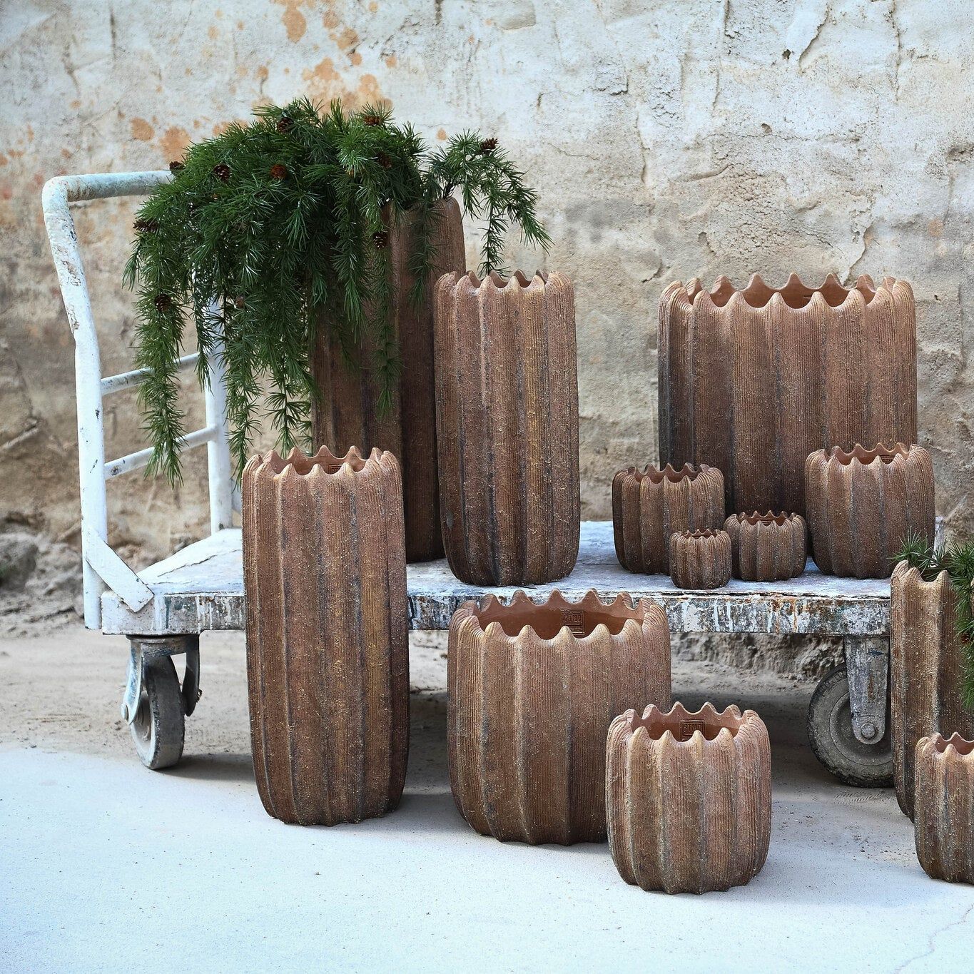 Brigett Copper Cement Pot Ribbed Round High M van PTMD, koperkleurige geribbelde pot in een sfeervolle interieursetting