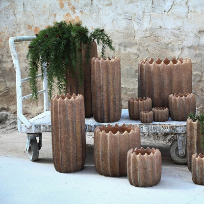 Brigett Copper Cement Pot Ribbed Round High M van PTMD, koperkleurige geribbelde pot in een sfeervolle interieursetting