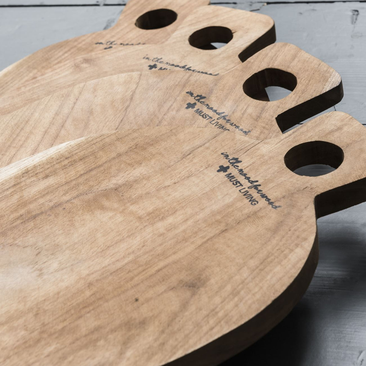 Broodplank Delicious van MUST Living, teakhouten broodplank in sfeerbeeld op een keukenblad