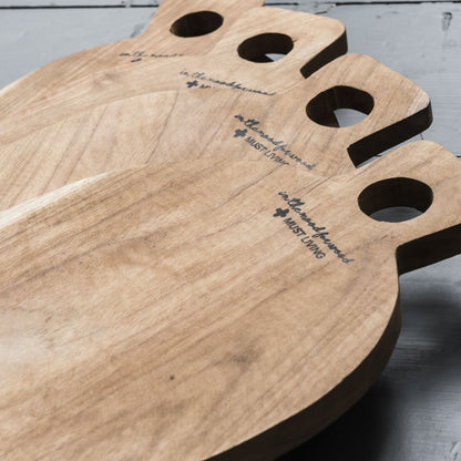 Broodplank Delicious van MUST Living, teakhouten broodplank in sfeerbeeld op een keukenblad