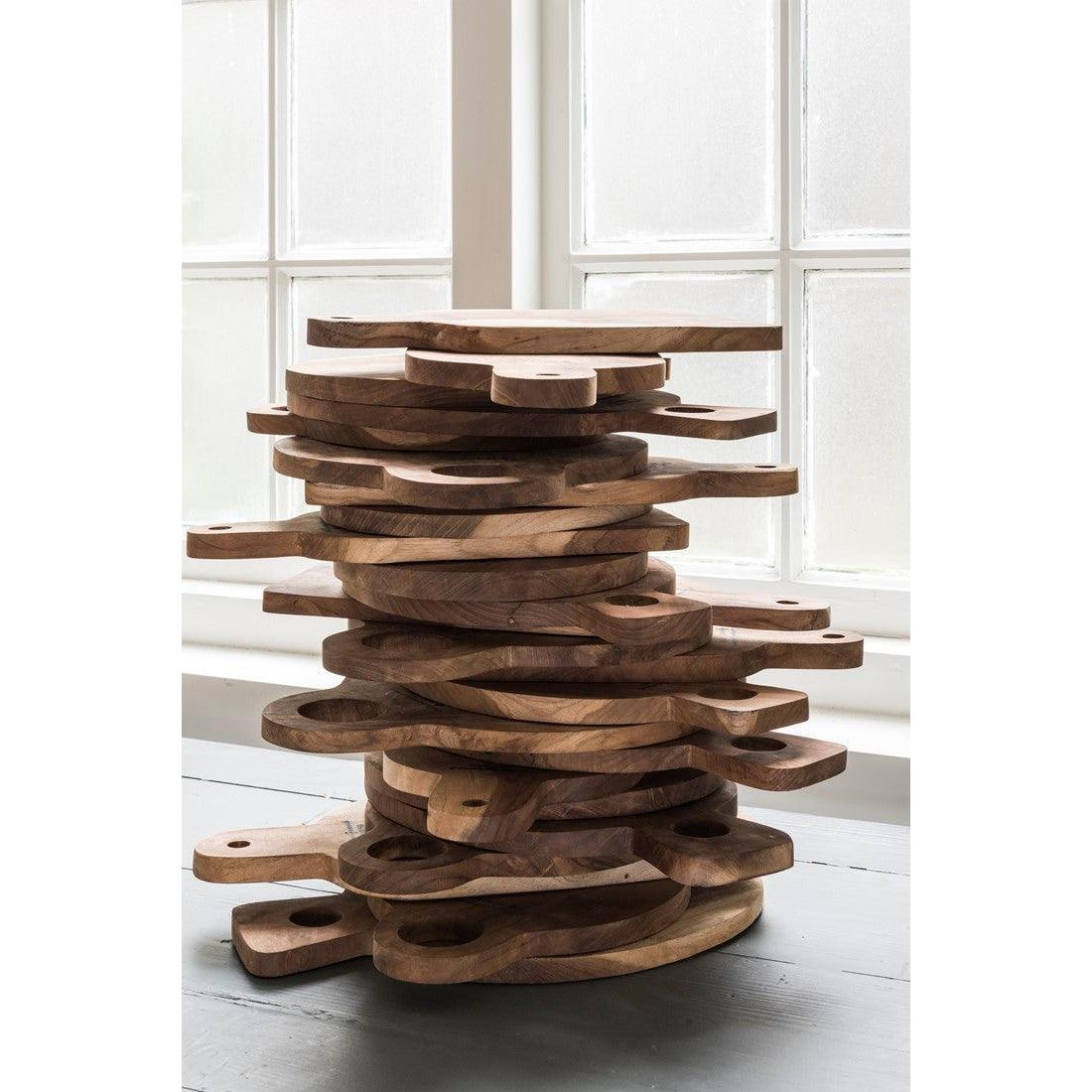 Broodplank Flavours Large van MUST Living, teakhouten plank met handvat in een warme woonsfeer