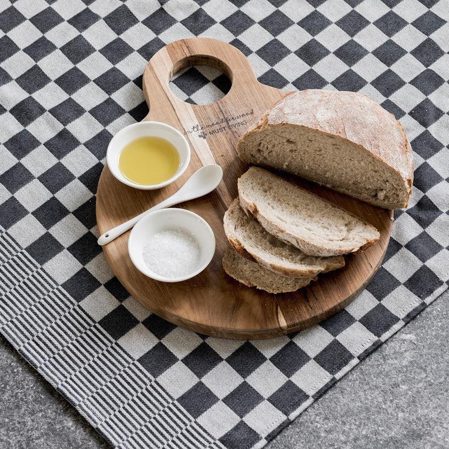 Broodplank Flavours Small van MUST Living, ronde teakhouten plank van bovenaf met warme houtnerf