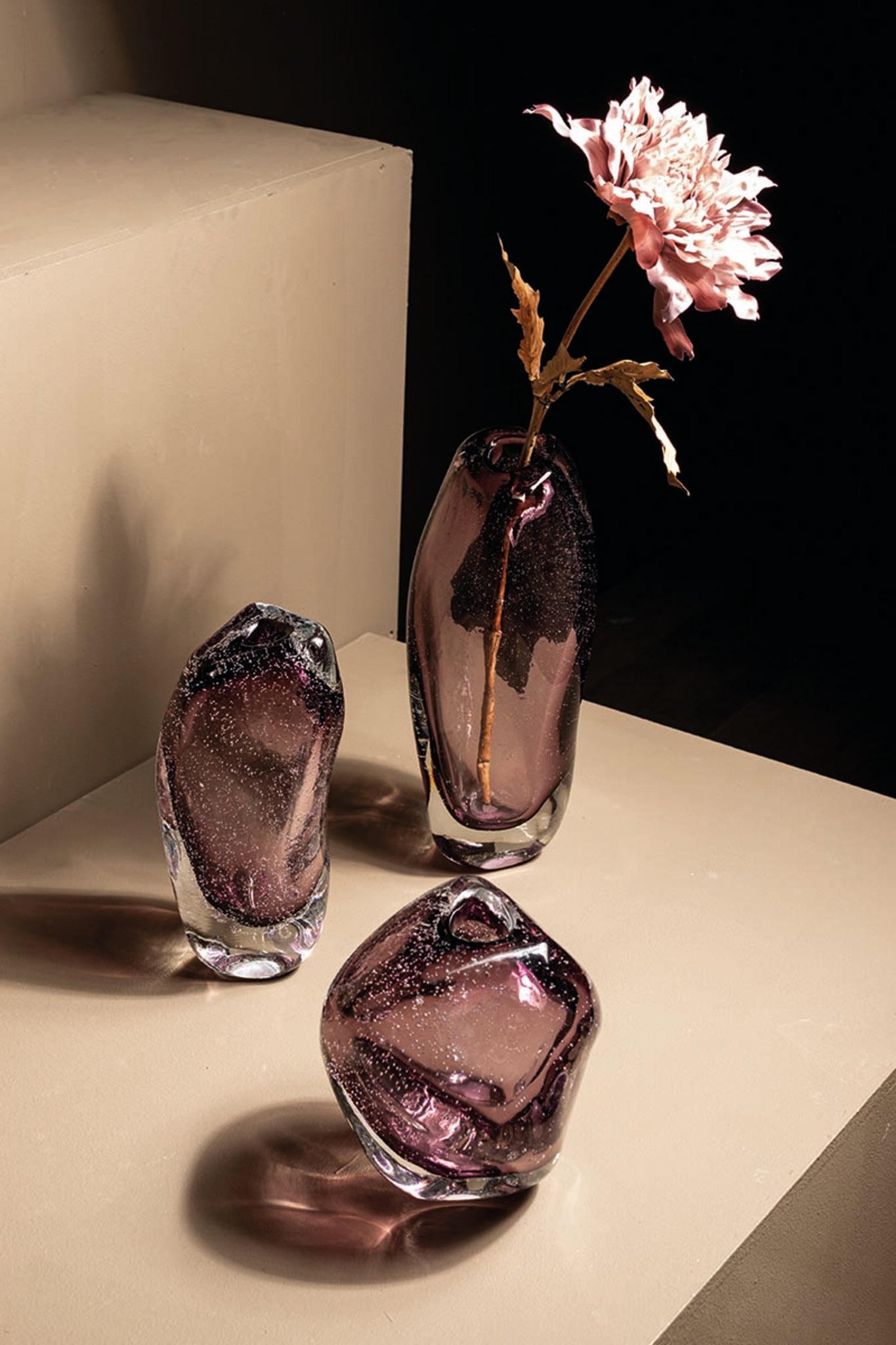 Bryce Purple Thick Angular Glass Vase Wide Low 18.5x17.x18cm PTMD - Vaas - PTMD - livinglovely.nl