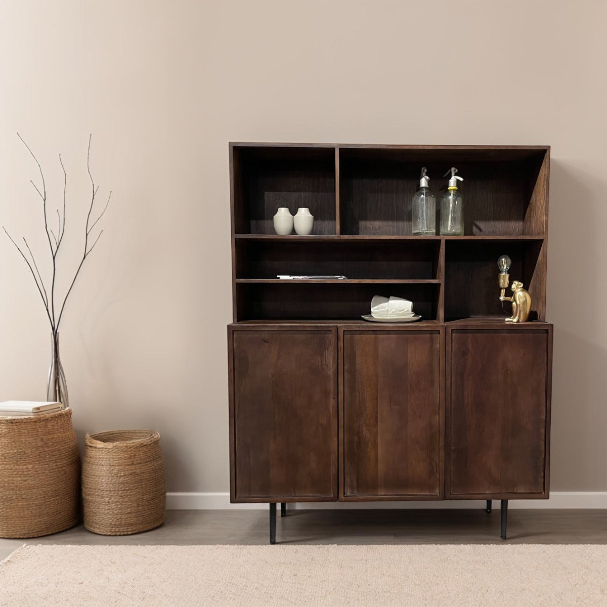 Buffetkast Elan 135cm in Chestnut, donkerbruin mangohout met zwart onderstel