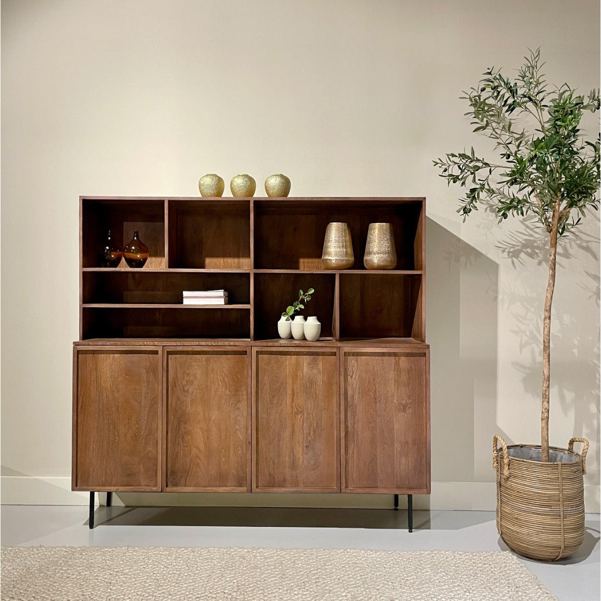 Buffetkast Elan 180cm in Pecan, warm middenbruin mangohout met zwart onderstel