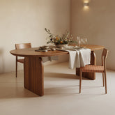 Bullnose eettafel van Raw Materials, bruine eettafel voor vier tot zes personen