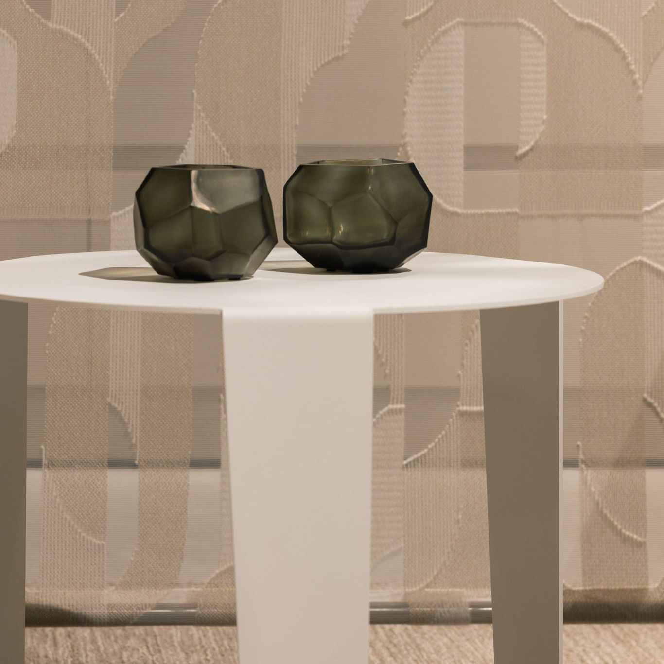 Witte Cascado bijzettafel van Steelful, detail van het stalen frame