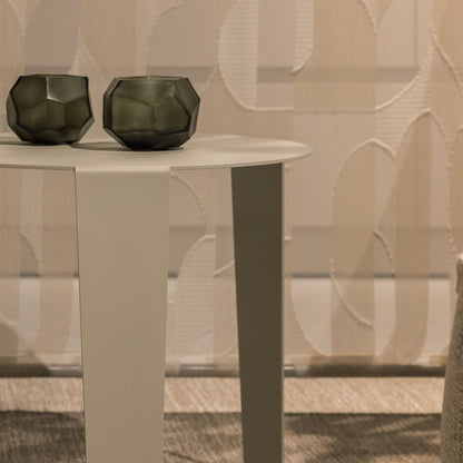 Cascado bijzettafel van Steelful in zijde grijs staal, gestyled in een modern interieur