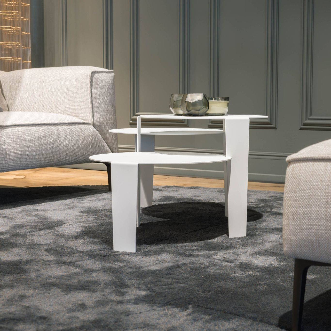 Cascado salontafel van Steelful in wit staal, gestyled in een modern interieur