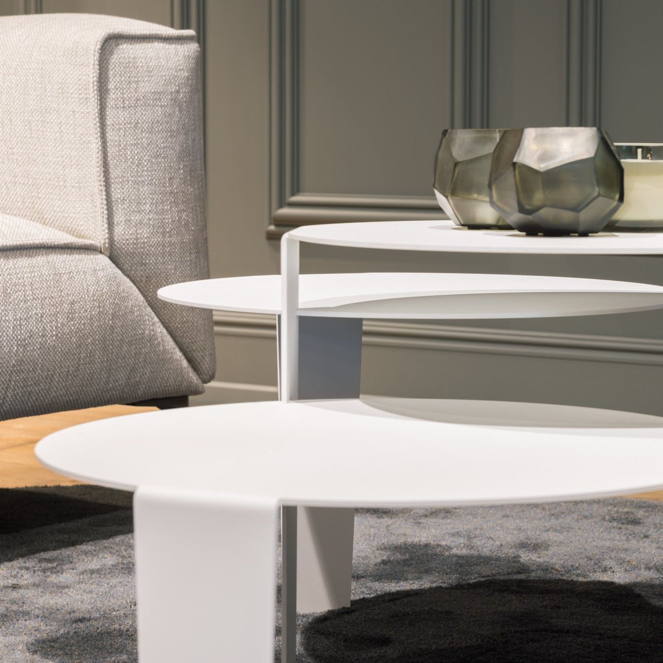Witte stalen Cascado salontafel van Steelful, aanzicht van de sculpturale vormgeving