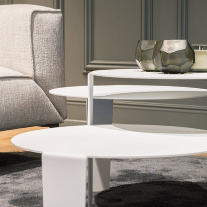 Witte stalen Cascado salontafel van Steelful, aanzicht van de sculpturale vormgeving
