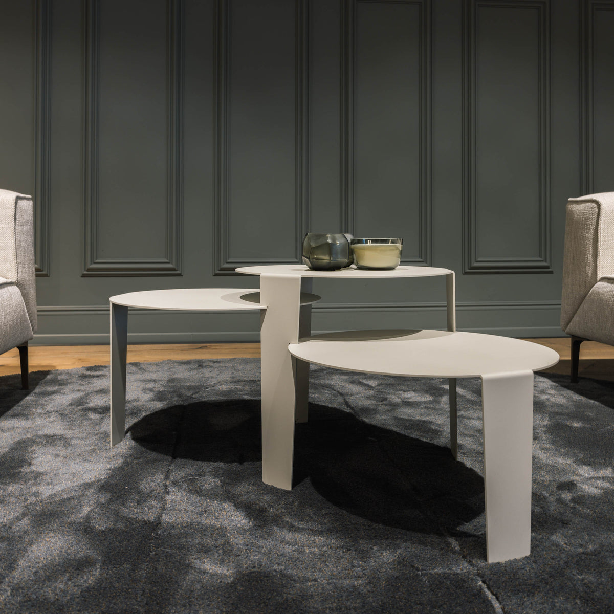 Zijde grijze Cascado salontafel van Steelful, close-up van het modulaire stalen systeem