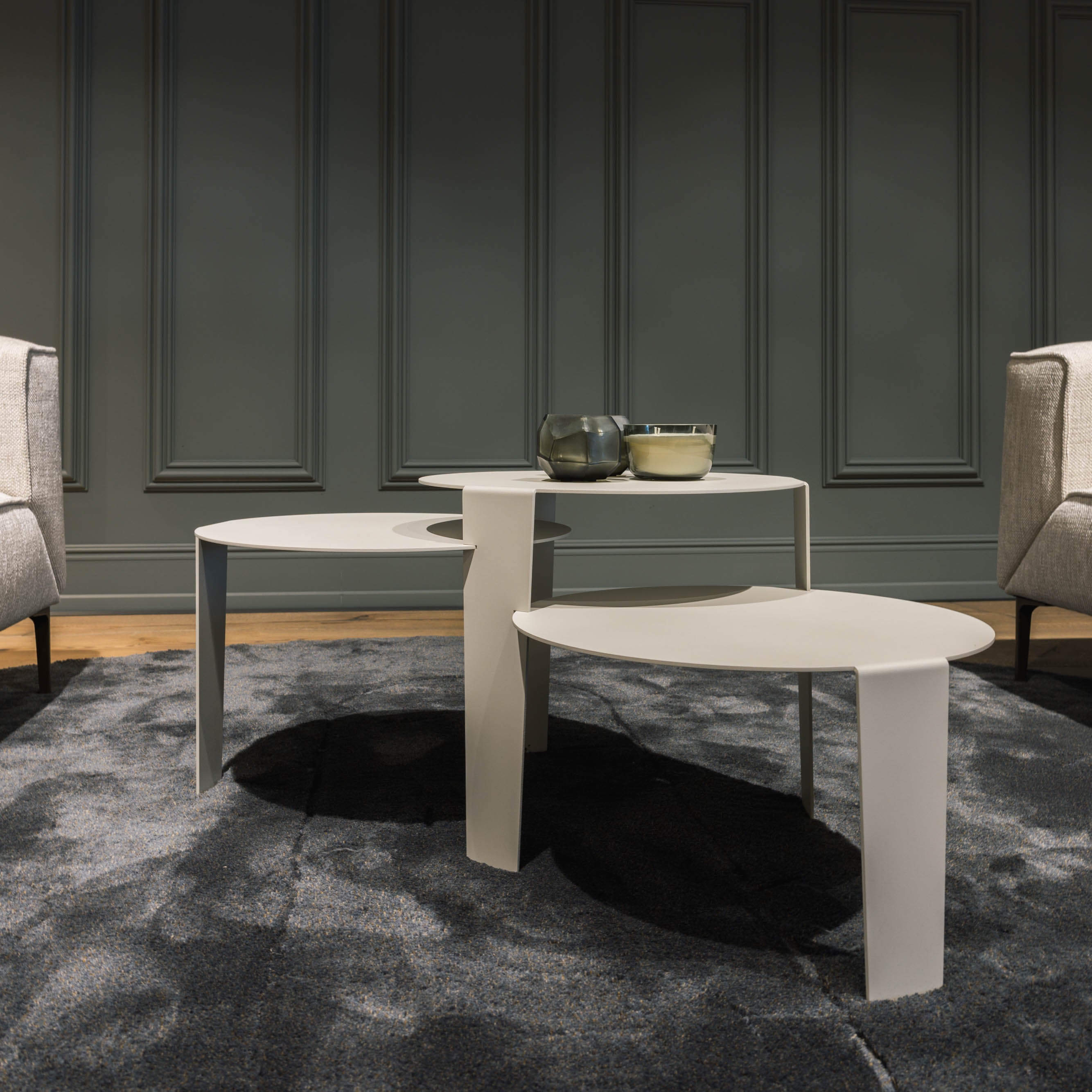 Zijde grijze Cascado salontafel van Steelful, close-up van het modulaire stalen systeem