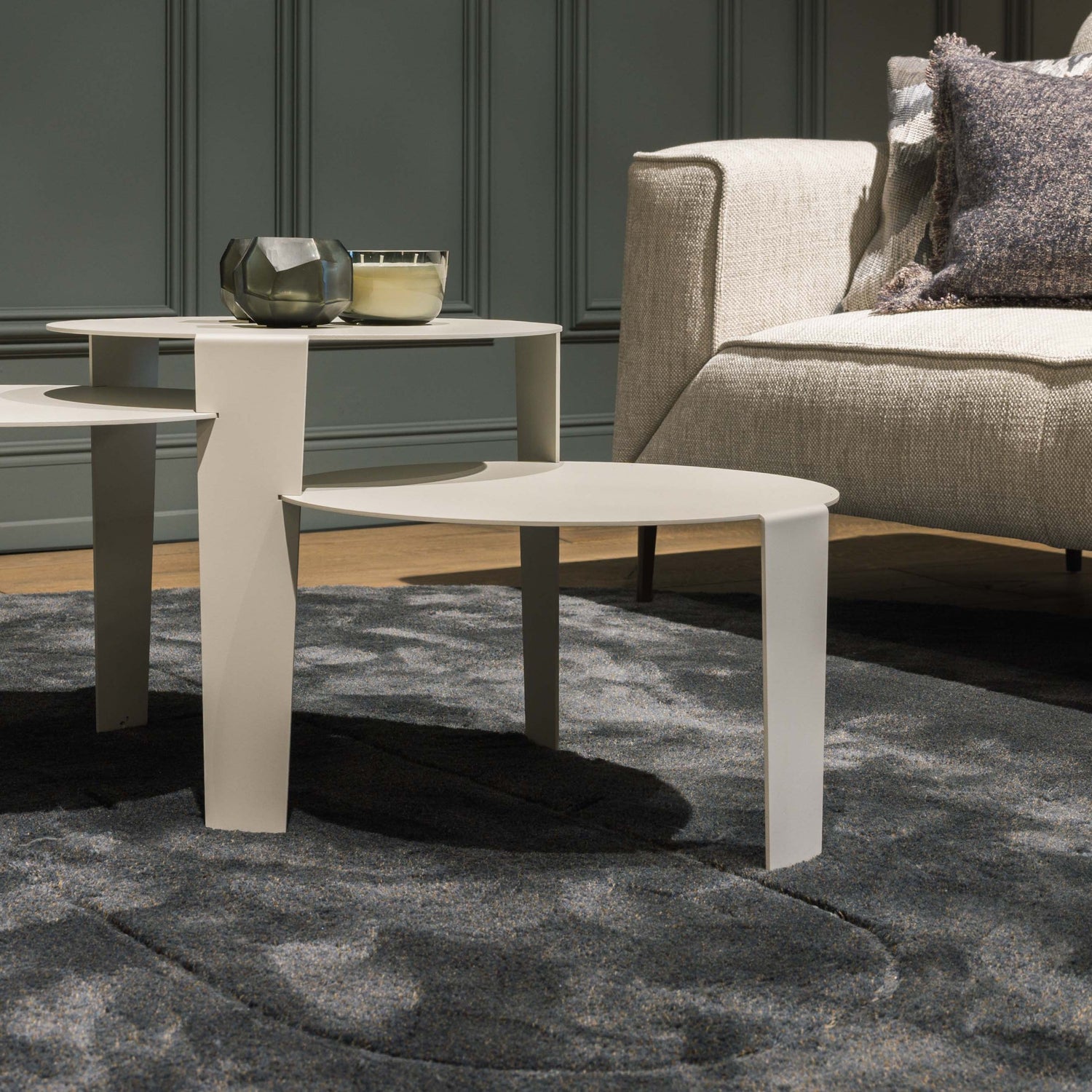 Cascado salontafel van Steelful in zijde grijs staal, sfeerbeeld van het modulaire systeem in een woonkamer
