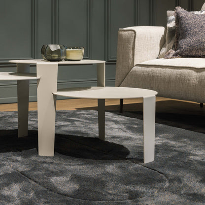 Cascado salontafel van Steelful in zijde grijs staal, sfeerbeeld van het modulaire systeem in een woonkamer