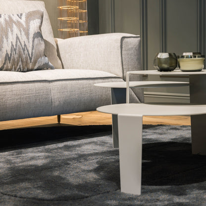 Zijde grijze Cascado salontafel van Steelful, detail van een van de drie stalen elementen