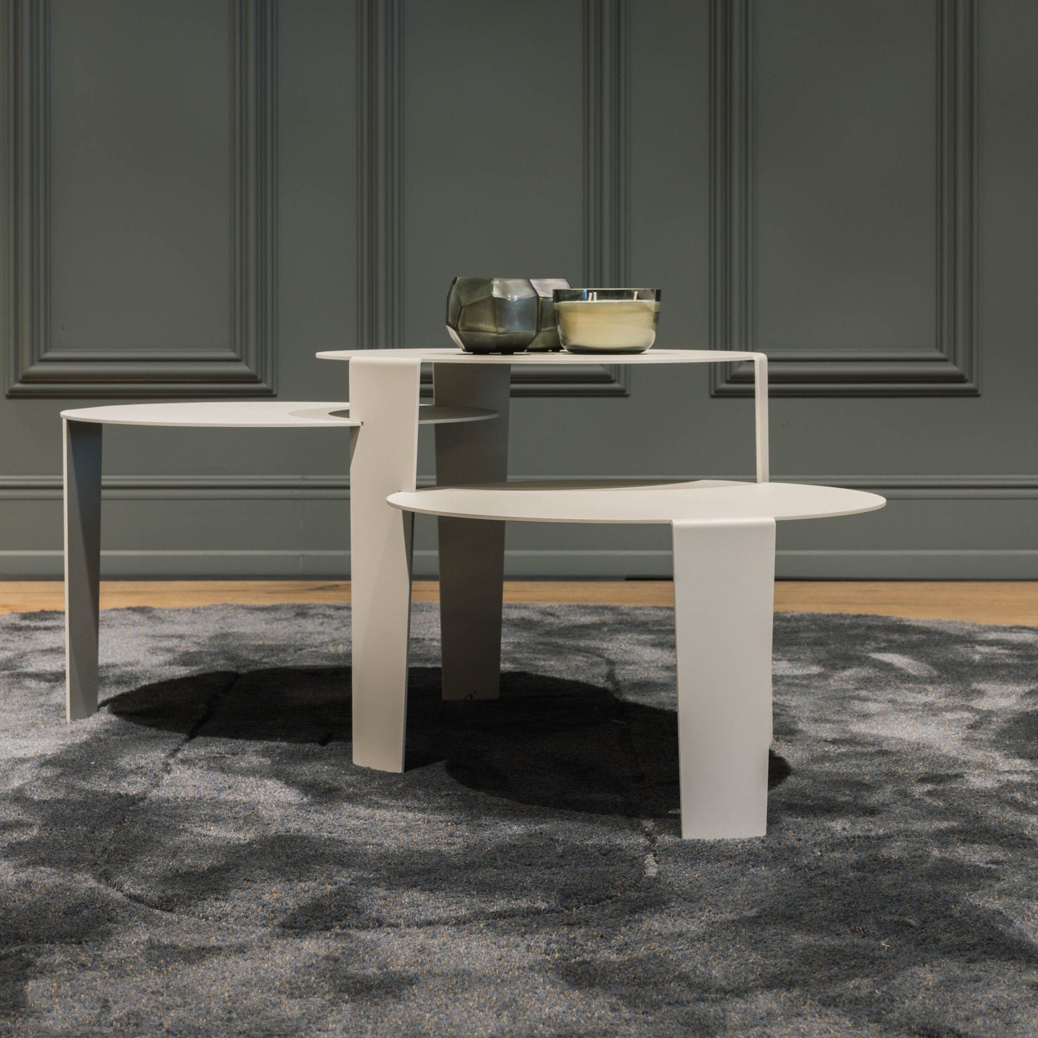 Cascado salontafel van Steelful in zijde grijs staal, gestyled in een modern interieur