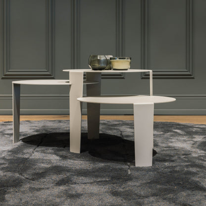 Cascado salontafel van Steelful in zijde grijs staal, gestyled in een modern interieur