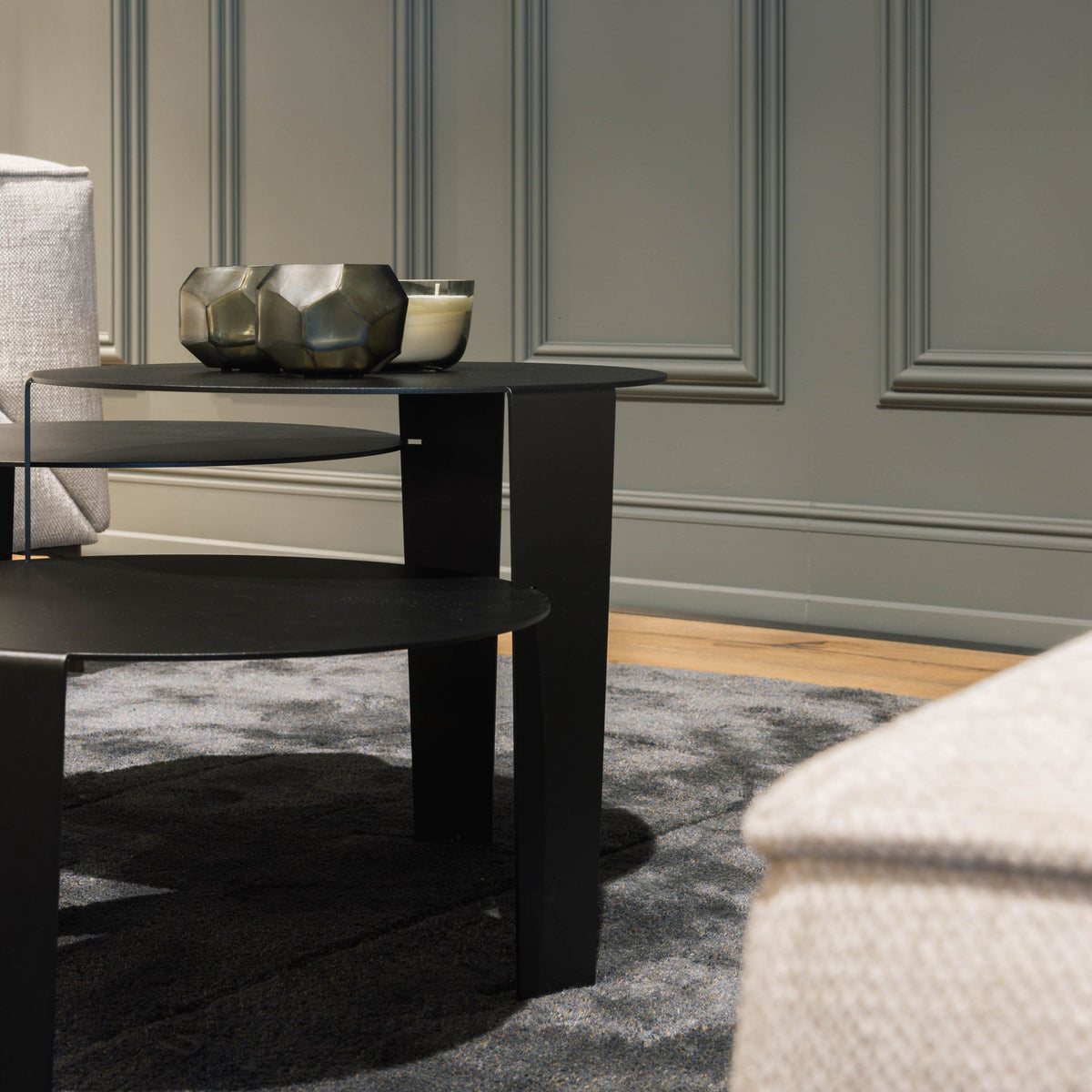 Cascado salontafel van Steelful in zwart staal, gestyled in een modern interieur