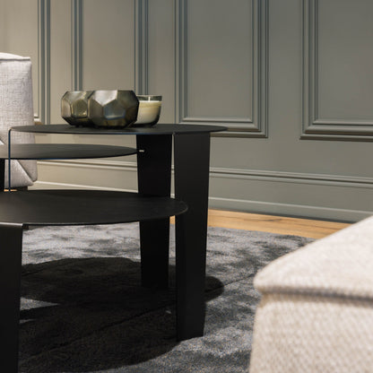 Cascado salontafel van Steelful in zwart staal, gestyled in een modern interieur