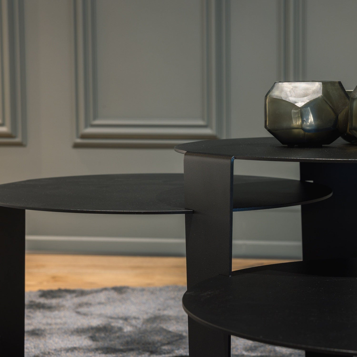 Zwarte stalen Cascado salontafel van Steelful, aanzicht van de sculpturale vormgeving