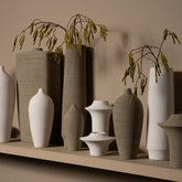 Cavinn Beige matt ceramic bottle vase L PTMD - Vaas - PTMD - livinglovely.nl